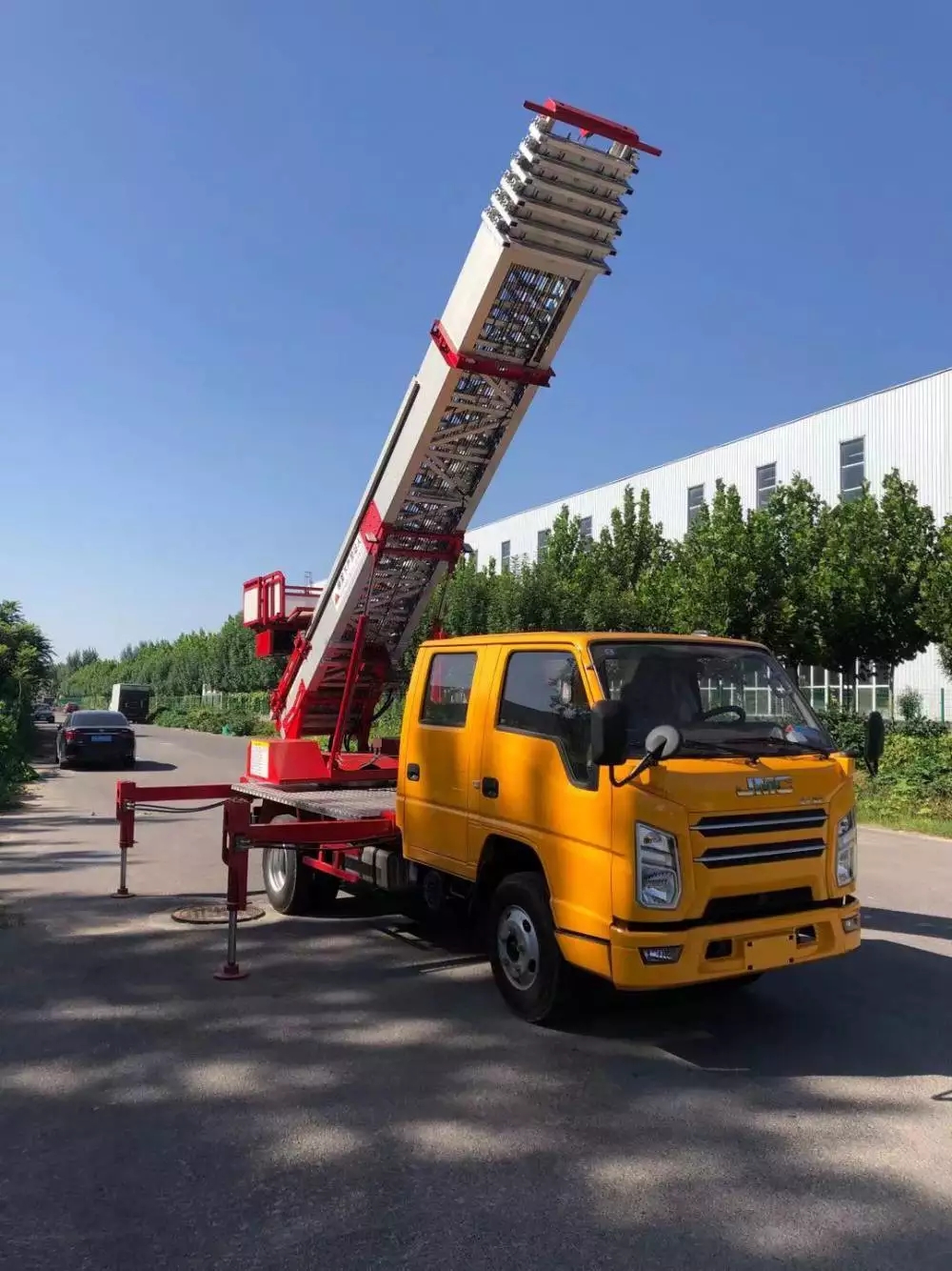 西区附近的云梯车出租服务：轻松解决高空作业需求